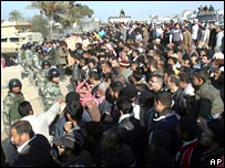 پلیس مصر در رفح جمعیت فلسطینی را پس می زند