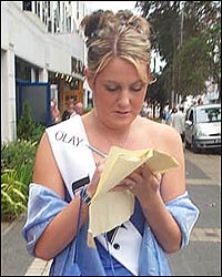 Nicky signs autographs