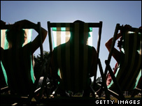 在沙滩上晒太阳的人们