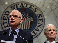 جيمز بيکر (راست) و لی هميلتون