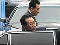 کيم جای گوان (نفر جلو) مذاکره کننده کره شمالی در اجلاس پکن