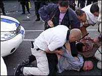 Поліція заарештовує футбольного хулігана 2000 року