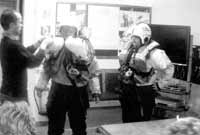 Sioned a Gwenan yn modelu'r gwisgoedd