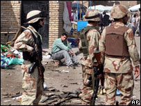 Policiais isolam região onde bomba explodiu em Bagdá