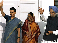 پراتیبها پتیل، سونیا گاندی، منموهان سینگ 