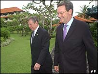 À esquerda, o procurador-geral dos Estados Unidos, John Ashcroft, e o ministro das Relações Exteriores da Austrália, Alexander Downer