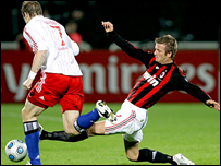 Beckham trong một pha tranh bóng