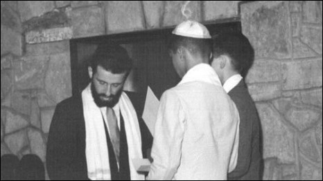Rabbi Hugo Gryn at the Rodef Shalom Synagogue in Bombay