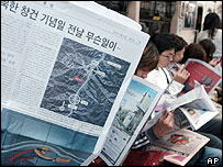 Čtenáři novin v jihokorejském metru