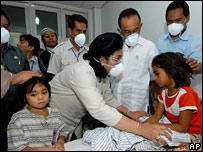 Một bé gái trong nhóm người nhập viện