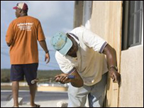 Người dân chuẩn bị chống bão ở quần đảo Turks và Caicos