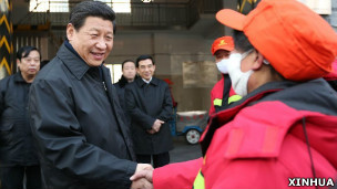 习近平与北京西城区环卫工人握手(新华社图片8/2/2013)