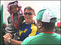 Редактор Української служби Бі-Бі-Сі Ростислав Хотин - з юними фанатами саудівської команди після матчу