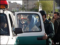 Mulher é levada pela polícia em Teerã. Foto: AP