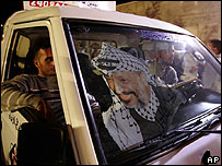 Taxista de Ramallah exibe pôster com rosto de Yasser Arafat 