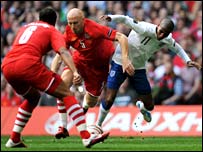 James Collins yn baglu Ashley Young