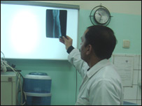 داکتر در حال ملاحظه عکس پای بی بی