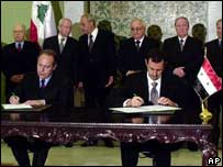 Líder libanês (à esq.) e presidente sírio assinaram acordo em Damasco