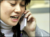 Mulher falando ao celular