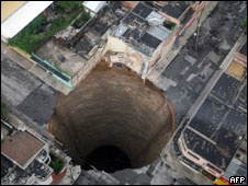 Cráter dejado por las lluvias de Agatha en Guatemala