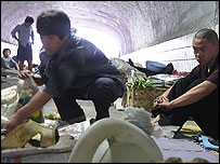 Signatáři petic v tunelu v Pekingu