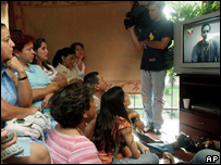 Familiares de seqüestrados assistem a vídeo