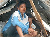 مادر و دختر اهل آچه در اندونزی پس از سونامی در يک آلونک پناه گرفته اند