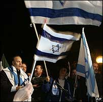 اهود گل، سفير اسرائيل در ايتاليا - سمت چپ - در کنار جيليانو فرارا، سردبير روزنامه محافظه کار ايل فوگليو، در مقابل سفارت ايران در اسرائيل