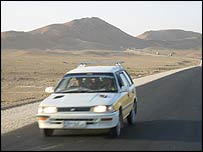 Carro em estrada que liga Cabul a Kandahar