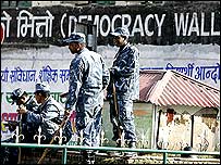 نیپال میں ٹیلی فون لائینوں کو بھی بند کر دیا گیا ہے