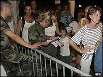 Cidadãos ocidentais no aeroporto de Abidjan
