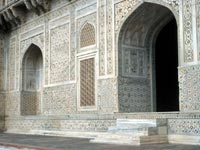 Intricately decorated stonework around the arched doorway to Itimad-ud-Daulah's tomb