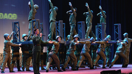 Trình diễn trong lễ kỷ niệm chiến thắng B-52