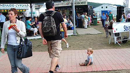 Mae'r Steddfod yn ofnadwy o fawr - i blentyn bach
