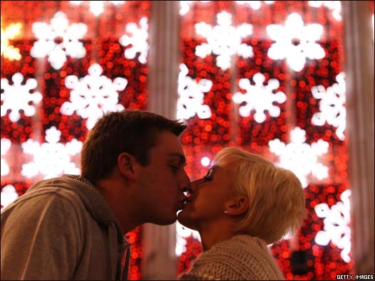 一对情侣在牛津街亲吻