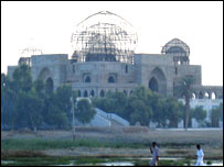 بھٹو کے مزار پر چاروں صوبوں سے گروپوں کی شکل میں لوگ آتے رہتے ہیں