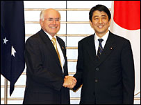 Thủ tướng Úc John Howard và Thủ tướng Nhật Shinzo Abe