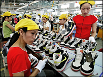 Nhân viên tại một nhà máy giày ở Việt Nam