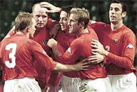 Tîm pêl-droed Cymru yn dathlu ar ôl gôl gan John Hartson