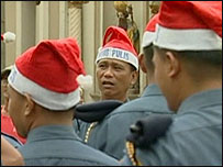 Policiais filipinos usam gorro de Papai Noel