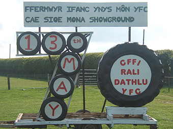 Arwydd yn croesawu pobl i'r rali ym Mona.