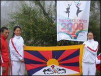 Competidores exibem bandeira do Tibete. Foto: Alexandre Casatti.