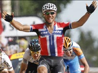 Geraint Thomas (chwith) yn gorffen yn ail y tu ôl i Thor Hushovd