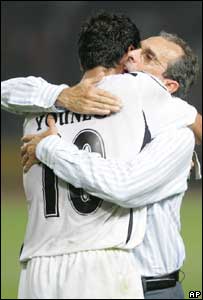 Jorvan Vieira, técnico da seleção do Iraque (dir.) abraça o jogador iraquiano Younis Khalef 