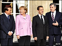 Từ trái: Thủ tướng Silvio Berlusconi của Ý, Angela Merkel của Đức, Tổng thống Pháp Nicolas Sarkozy, và Thủ tướng Anh, Gordon Brown