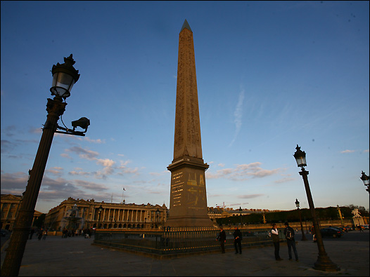 埃及盧克索聖殿門口本來有兩根石柱，但其中一根後來被運到巴黎和諧廣場。埃及當局一直希望能夠「物歸原主」。