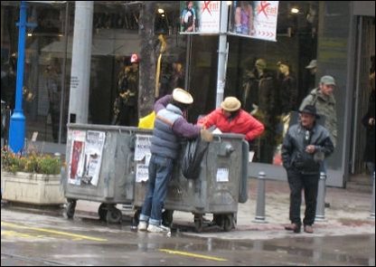  Sofya merkezinde çöpleri karıştıranlar