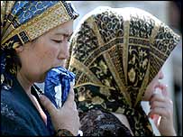 زنان ازبک از اهالی انديجان منتظر شنيدن خبری از بستگان خود هستند