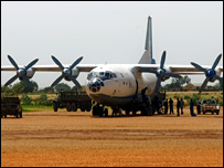 هواپیمای باربری آنتونف 12 درحال تخلیه بار در پایگاه نظامی الجنینا- عکس از عفو بین الملل