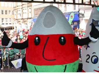 Mr Urdd yn mwynhau croeso sir Gâr